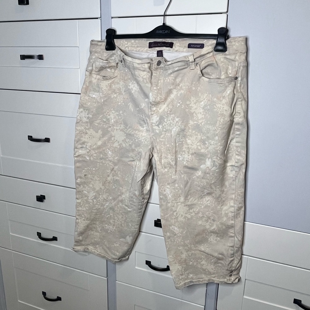 Gloria Vanderbilt. Amanda style. Plus size 22W. Jean. Floral Capri. Pastels.